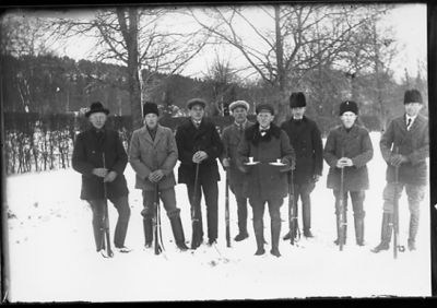 8 män stående med gevär.
Nyckelord: Gevär Vinter