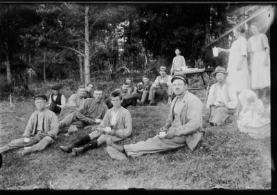 Ett antal personer sittande i skogsbacke med kaffekoppar.
Nyckelord: Kaffe Skogsbacke
