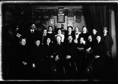 Ett antal män och kvinnor sittande i lokal.
Nyckelord: Lokal