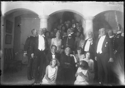 Ett antal personer poserar framför kameran.
Nyckelord: Dräkt Valv