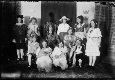 Ett antal utklädda barn sittande och stående på scen.
Nyckelord: Dräkt