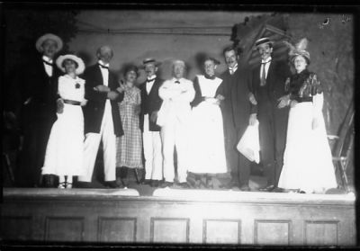 5 män och 5 kvinnor stående på scen.
