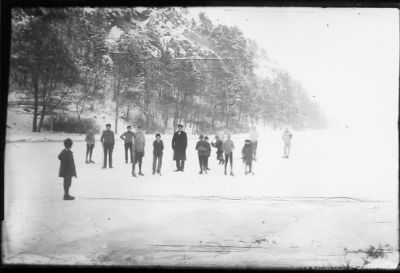 Ett antal personer stående på isen i kanalen.
Nyckelord: Vinter Is