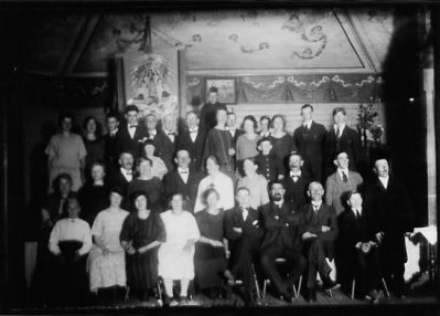 Ett antal personer sittande och stående i lokal.
