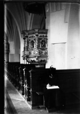 Interiör från kyrka.
Nyckelord: Kyrkorum Predikstol