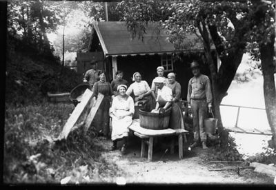 2 män och 7 kvinnor stående vid bykkar.
Nyckelord: Bykkar Hink