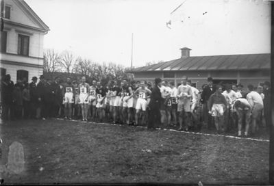 Ett antal personer stående på startlinje för terränglopp.
