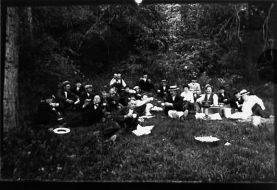 Ett antal personer sittande i skogsbacke.
Nyckelord: Skogsbacke Picnic