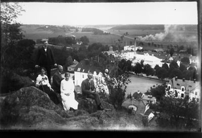 3 män och 2 kvinnor på berg med bebyggelse i bakgrunden.
Nyckelord: Utsikt