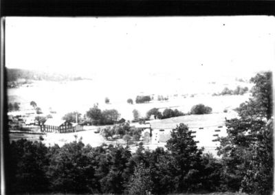 Landskapsbild med byggnad.
