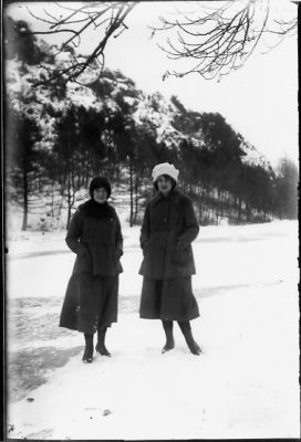 2 kvinnor stående i snön.
Nyckelord: Vattendrag Berg Vinter