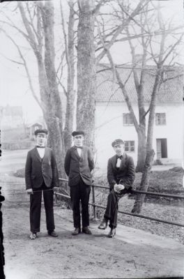 2 män stående vid och 1 man sittande på räcke.
Nyckelord: Vattendrag Räcke