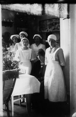 5 kvinnor stående och 1 sittande i rum.
Nyckelord: Uniform