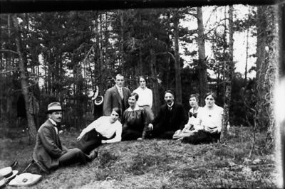 3 män och 5 kvinnor i skogsbacke.
Nyckelord: Skogsbacke Skog