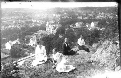 4 kvinnor sittande på berg med stadsvy i bakgrunden.
Nyckelord: Utsikt