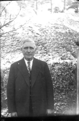 Man stående vid berg.
Nyckelord: Berg