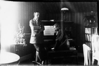 Man stående och man sittande vid orgel i rum.
Nyckelord: Piano Orgel