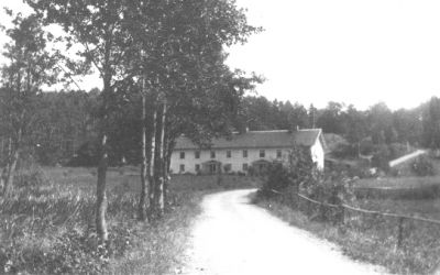 Byggnad på landet.
Nyckelord: Byggnad Väg Landskapsvy