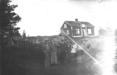 4 män och 3 kvinnor stående vid gärdesgård.
Nyckelord: Gärdesgård Landskapsvy