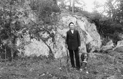 Man och hund stående framför berg.
Nyckelord: Hund Berg