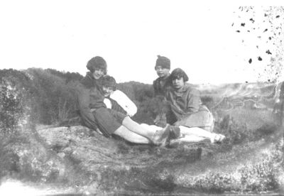 4 kvinnor sittande på berg.
Nyckelord: Berg