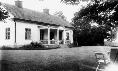 Byggnad.
Nyckelord: Trädgårdsmöbel Grusplan Prästgård