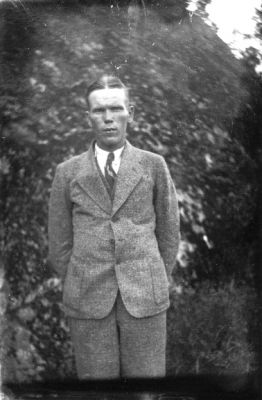 Man stående framför berg.
Nyckelord: Berg Porträtt
