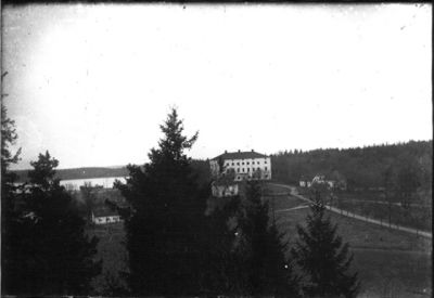 Byggnad intill vatten.
Nyckelord: Vatten