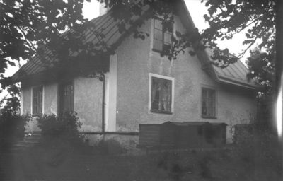 Byggnad.
Nyckelord: Trädgård Trappa Dörr