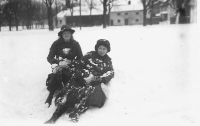 2 kvinnor sittande i snön.
Nyckelord: Vinter