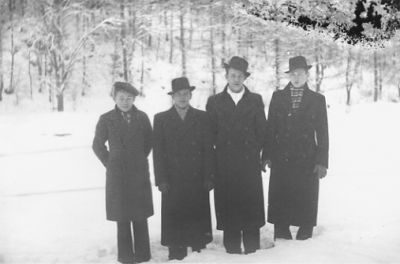4 män stående i naturen
