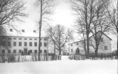 Byggnad i vinterskrud.
Nyckelord: Vinter