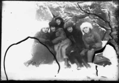 5 kvinnor sittande på bänk i snön.
Nyckelord: Bänk Berg Vinter