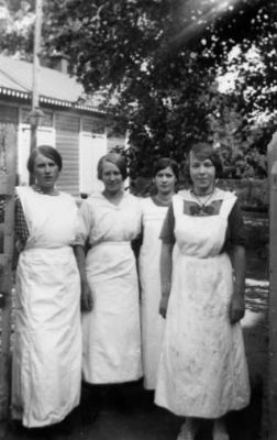 4 kvinnor stående framför byggnad.
Nyckelord: Trädgård Byggnad