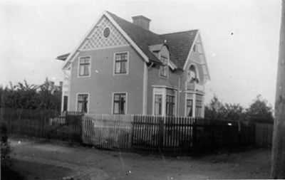 Byggnad på tomt.
Nyckelord: Staket