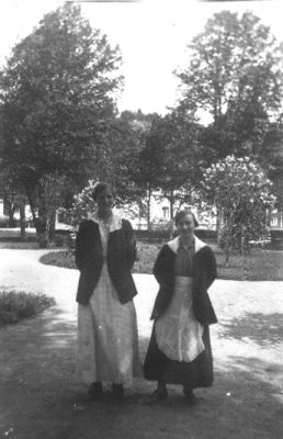 2 kvinnor stående i park.
Nyckelord: Park