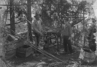 Man och pojke stående vid städ i skogen
Nyckelord: Städ Verktyg