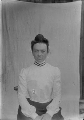 Kvinna sittande i rum
