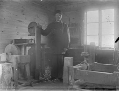 Man stående i verkstad
Nyckelord: slipsten