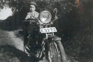 Liten pojke sittande på motorcykel
Nyckelord: Motorcykel