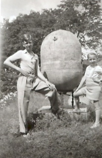 2 pojkar stående vid mina på gräsmatta
Nyckelord: Mina