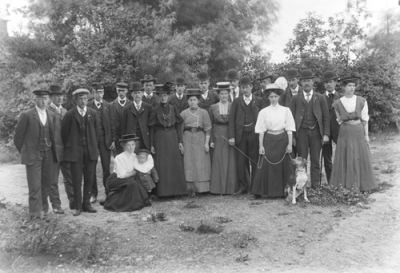 En grupp människor och en hund i naturen
Nyckelord: Hund
