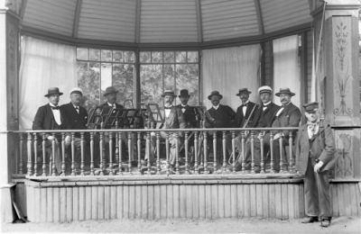 Mansorkester på musikestrad
Nyckelord: Notställ Musikinstrument