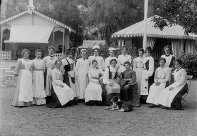 17 kvinnor och 1 hund framför serveringstält
Nyckelord: Hund Dräkt