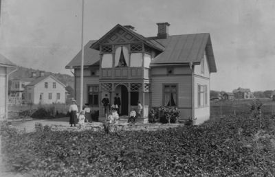 Ett antal personer på gårdsplanen framför en byggnad
