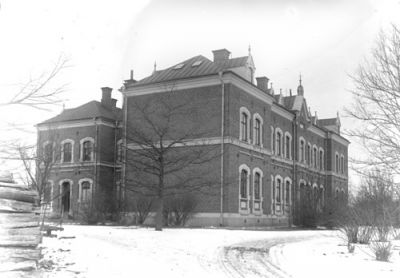Stor tegelbyggnad
Nyckelord: Vedtrave