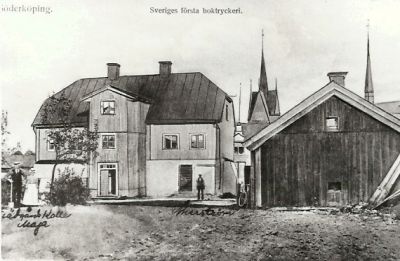 Byggnad med hög stenfot
Nyckelord: Tryckeri