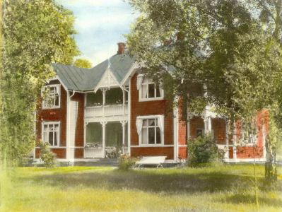 Stor träbyggnad i park
