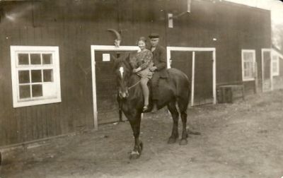 Pojke och flicka sittande på häst
Nyckelord: Häst, Ladugård