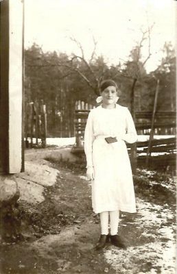 Konfirmand stående intill byggnad
Nyckelord: Konfirmation Gärdesgård